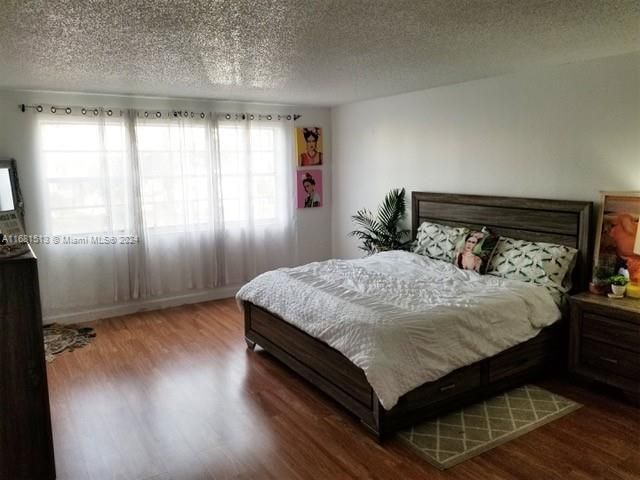 For Rent: $1,950 (1 beds, 1 baths, 989 Square Feet)