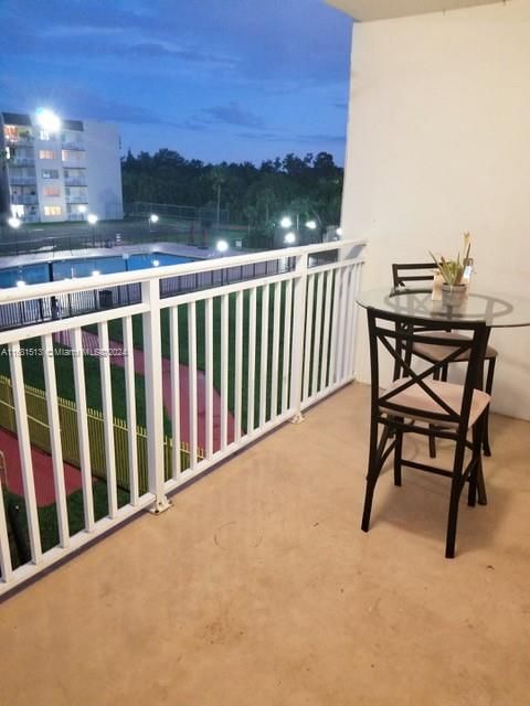 For Rent: $1,950 (1 beds, 1 baths, 989 Square Feet)