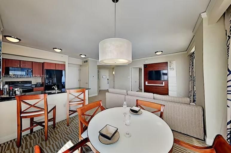 For Sale: $790,000 (1 beds, 1 baths, 1021 Square Feet)