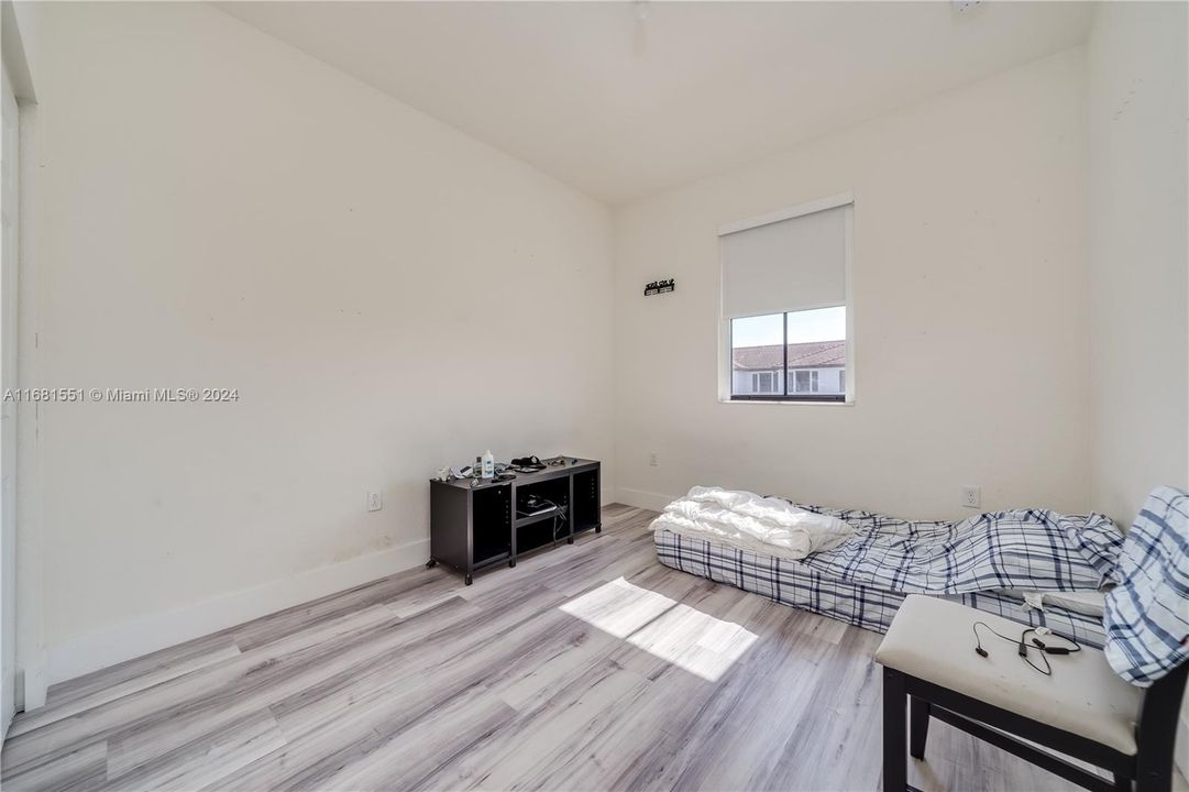 For Rent: $1,100 (1 beds, 1 baths, 1483 Square Feet)