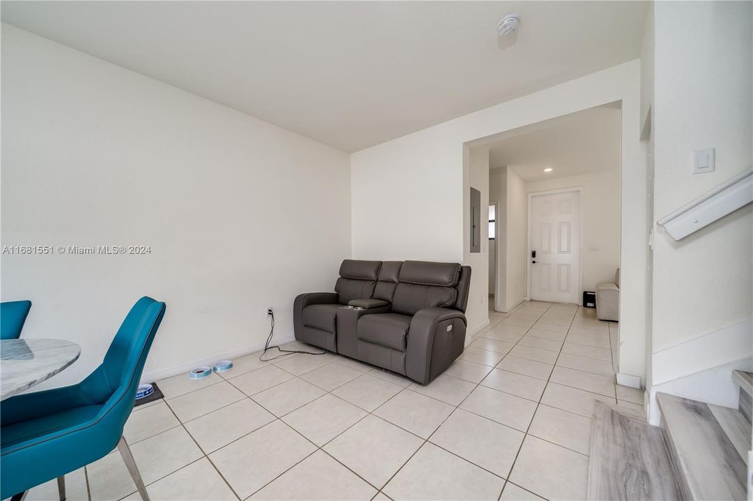 For Rent: $1,100 (1 beds, 1 baths, 1483 Square Feet)