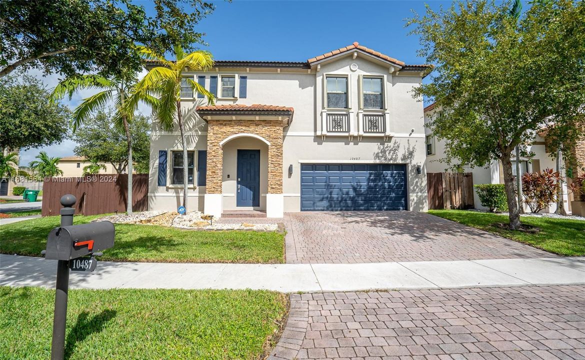 For Sale: $680,000 (4 beds, 2 baths, 2557 Square Feet)