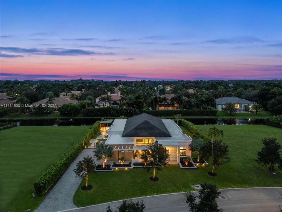 For Sale: $3,695,000 (5 beds, 5 baths, 4981 Square Feet)