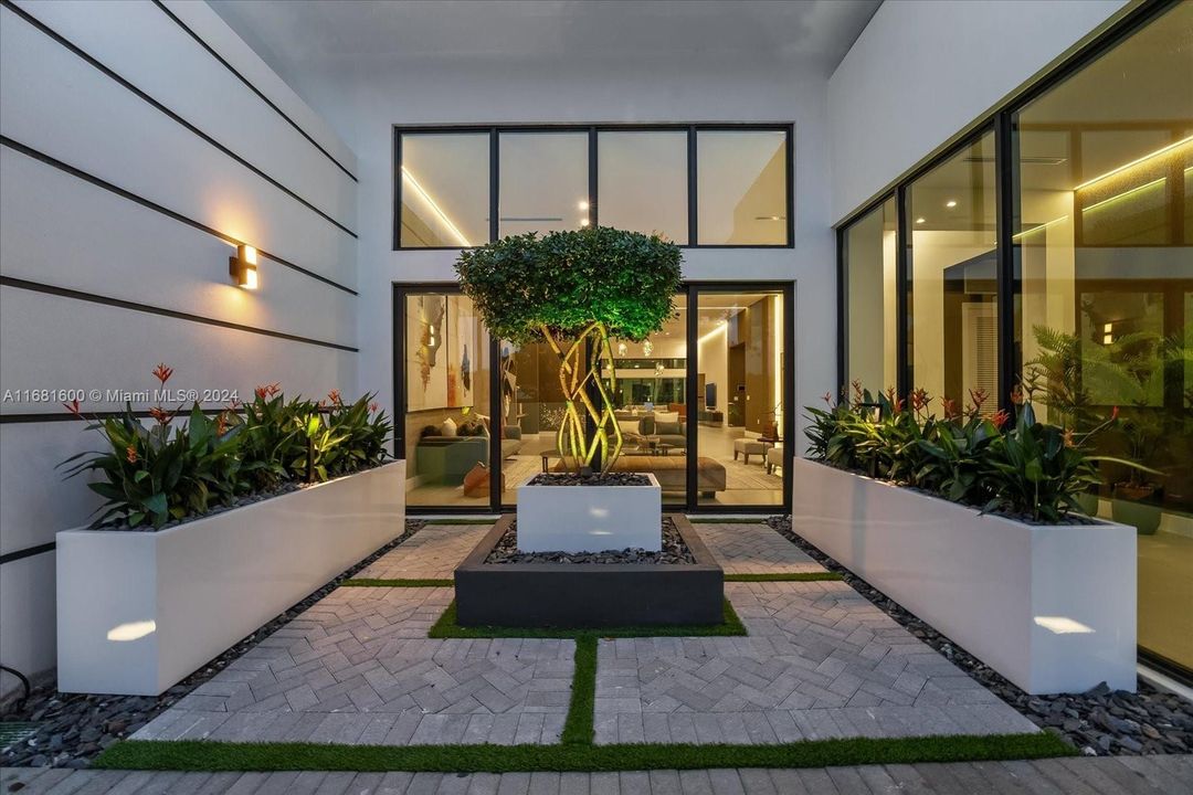 En Venta: $3,695,000 (5 camas, 5 baños, 4981 Pies cuadrados)