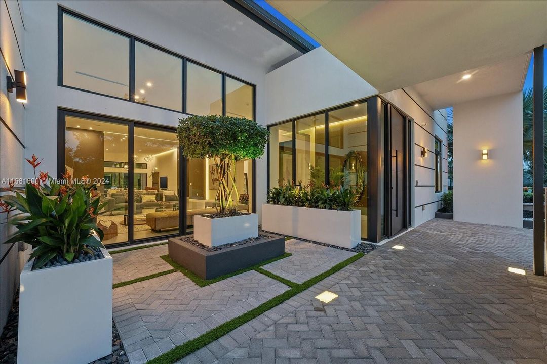 En Venta: $3,695,000 (5 camas, 5 baños, 4981 Pies cuadrados)