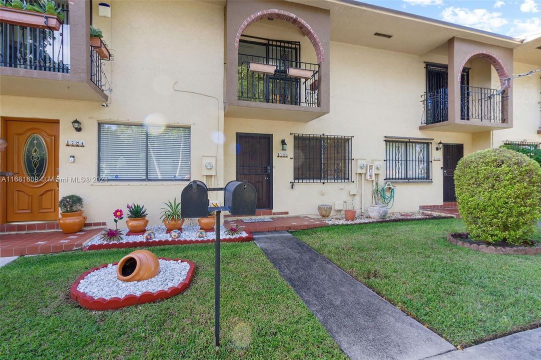 Active With Contract: $2,500 (2 beds, 1 baths, 1044 Square Feet)