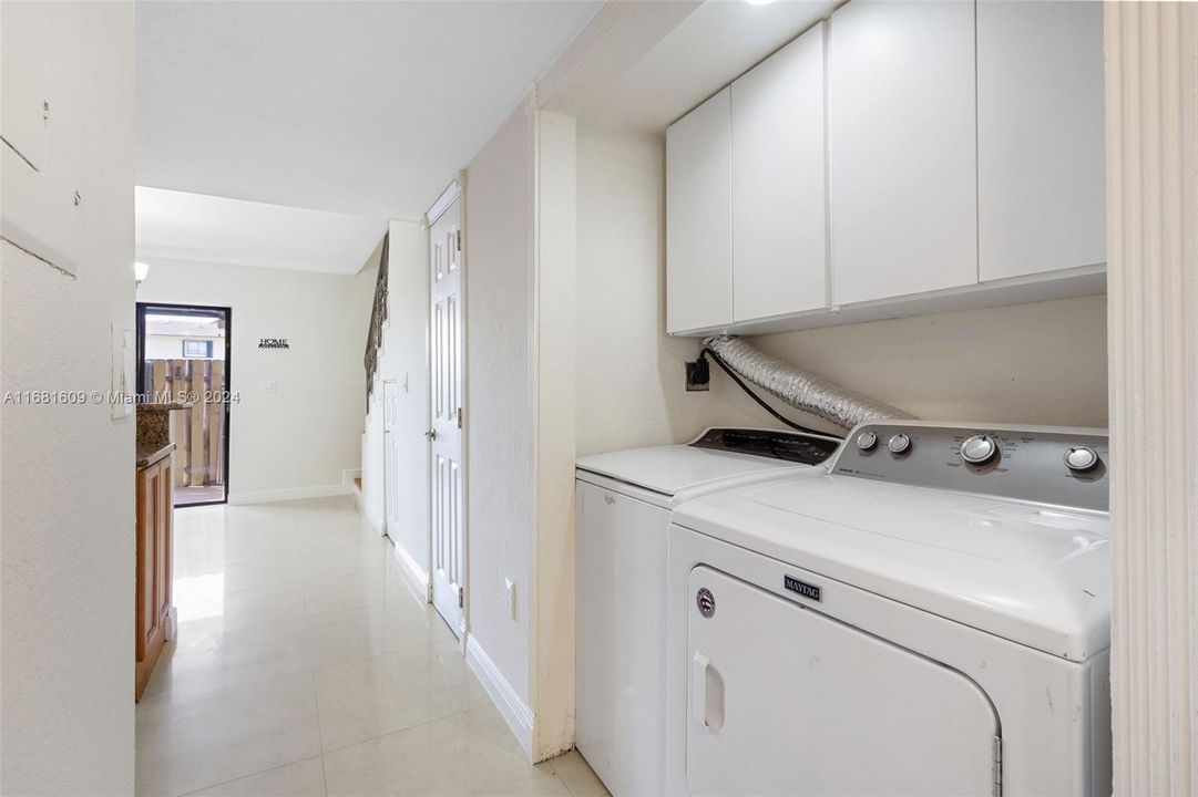 Active With Contract: $2,500 (2 beds, 1 baths, 1044 Square Feet)