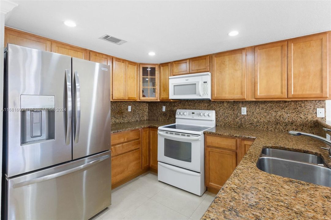 Active With Contract: $2,500 (2 beds, 1 baths, 1044 Square Feet)