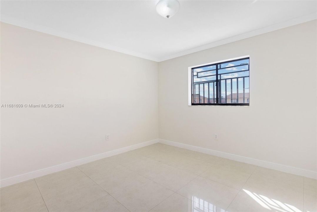 Active With Contract: $2,500 (2 beds, 1 baths, 1044 Square Feet)