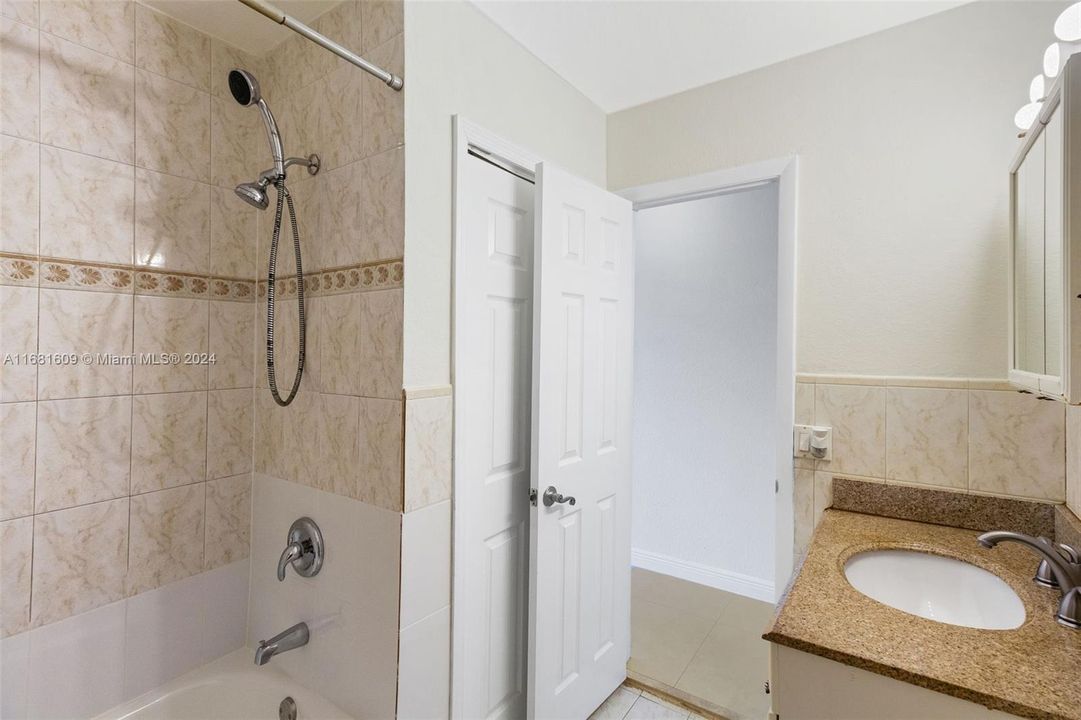 Active With Contract: $2,500 (2 beds, 1 baths, 1044 Square Feet)