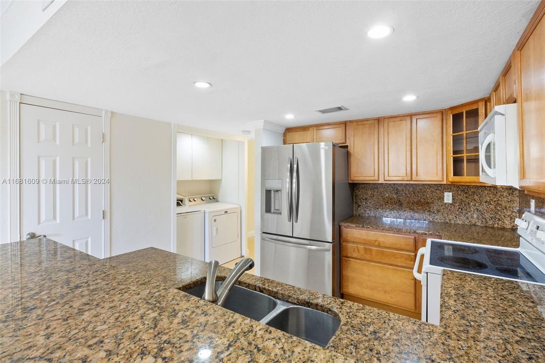 Active With Contract: $2,500 (2 beds, 1 baths, 1044 Square Feet)