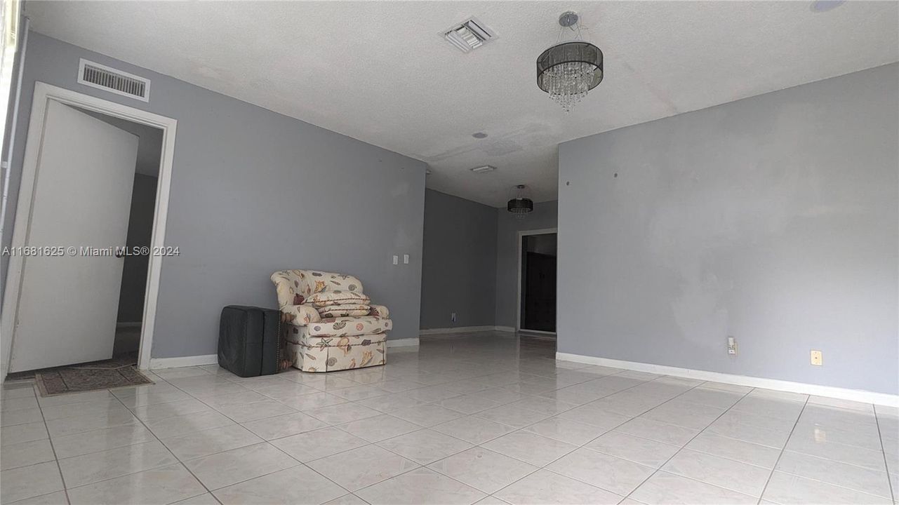 For Rent: $2,700 (3 beds, 2 baths, 1104 Square Feet)