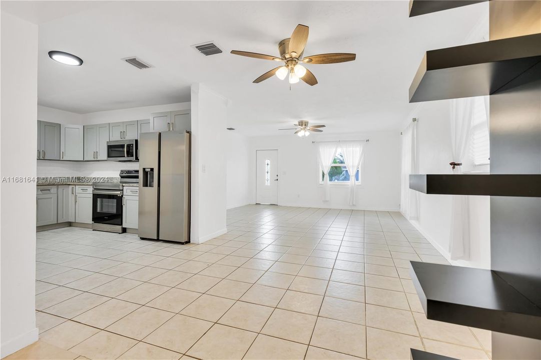 Active With Contract: $2,900 (3 beds, 2 baths, 1458 Square Feet)