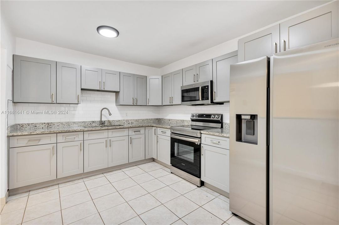 Active With Contract: $2,900 (3 beds, 2 baths, 1458 Square Feet)