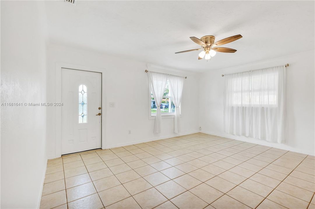 Active With Contract: $2,900 (3 beds, 2 baths, 1458 Square Feet)