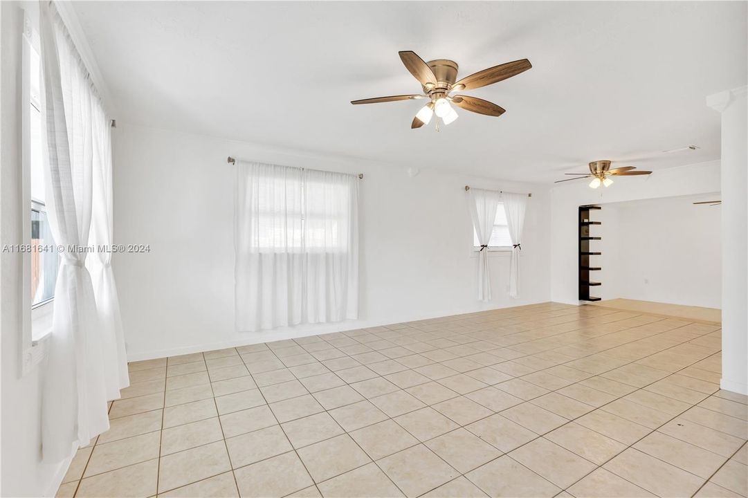 Active With Contract: $2,900 (3 beds, 2 baths, 1458 Square Feet)