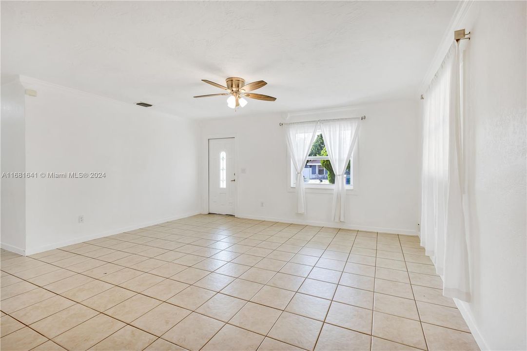 Active With Contract: $2,900 (3 beds, 2 baths, 1458 Square Feet)