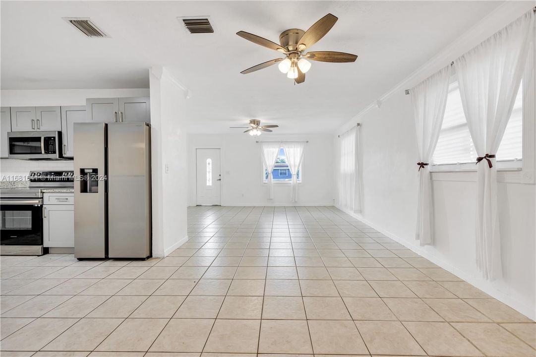 Active With Contract: $2,900 (3 beds, 2 baths, 1458 Square Feet)