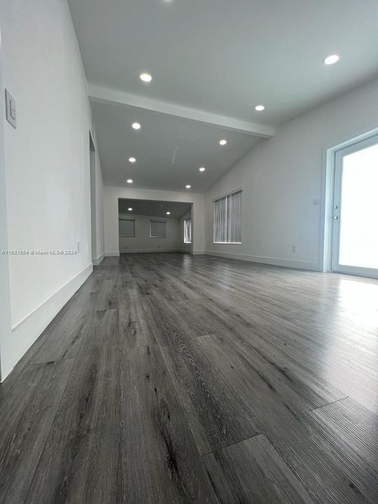 LIVING / BONUS ROOM