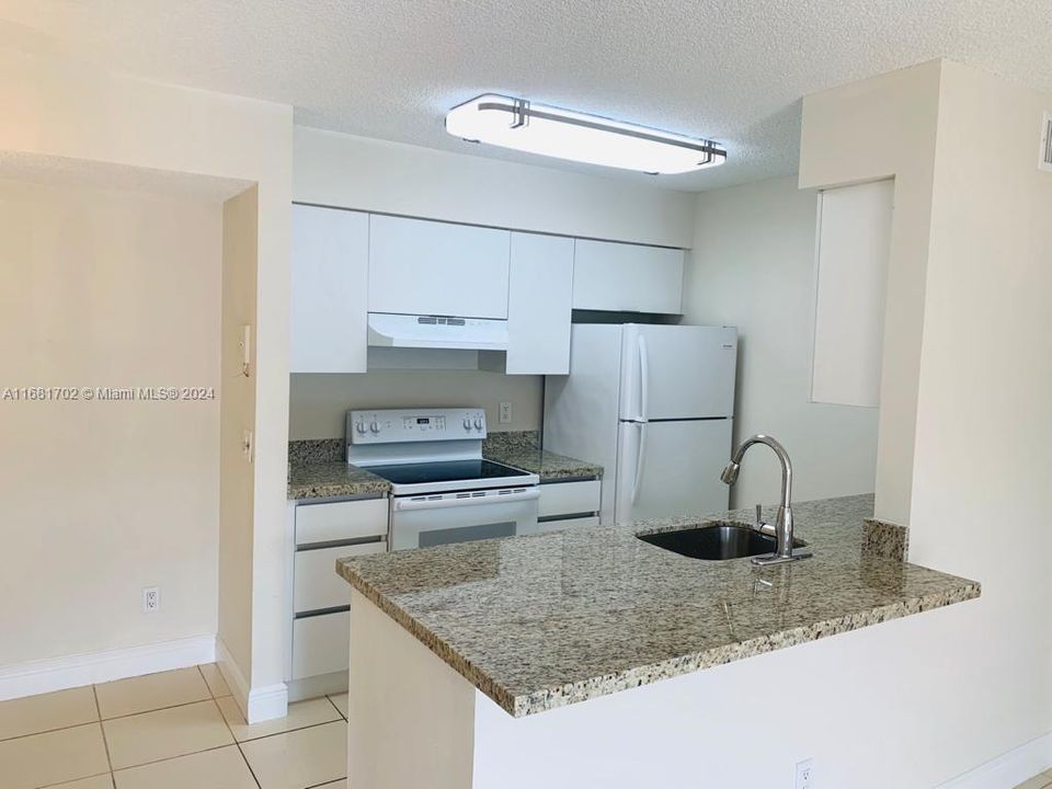 For Sale: $320,000 (2 beds, 2 baths, 932 Square Feet)