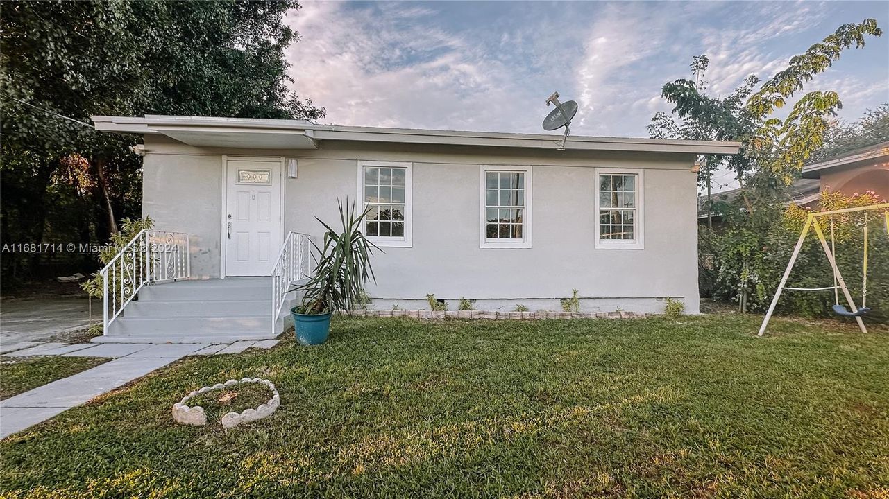 For Sale: $530,000 (3 beds, 2 baths, 1287 Square Feet)