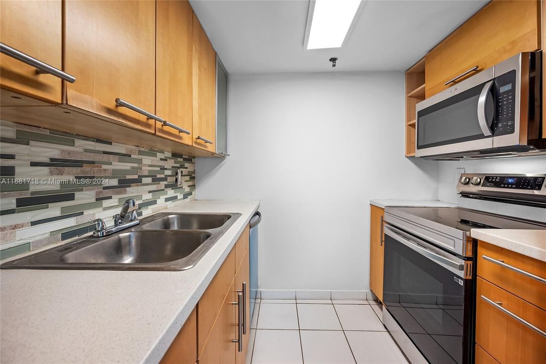 For Sale: $340,000 (2 beds, 2 baths, 929 Square Feet)