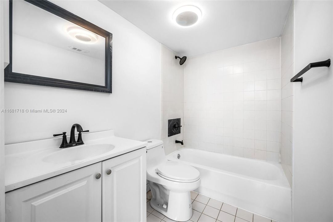 For Sale: $340,000 (2 beds, 2 baths, 929 Square Feet)