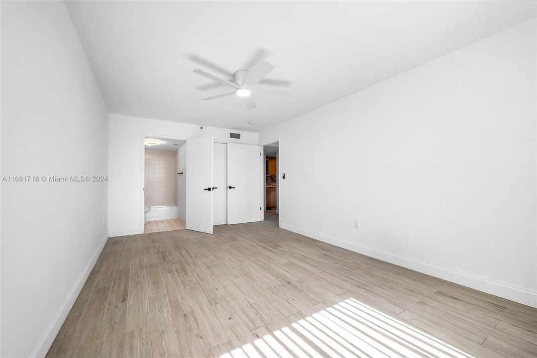 For Sale: $340,000 (2 beds, 2 baths, 929 Square Feet)