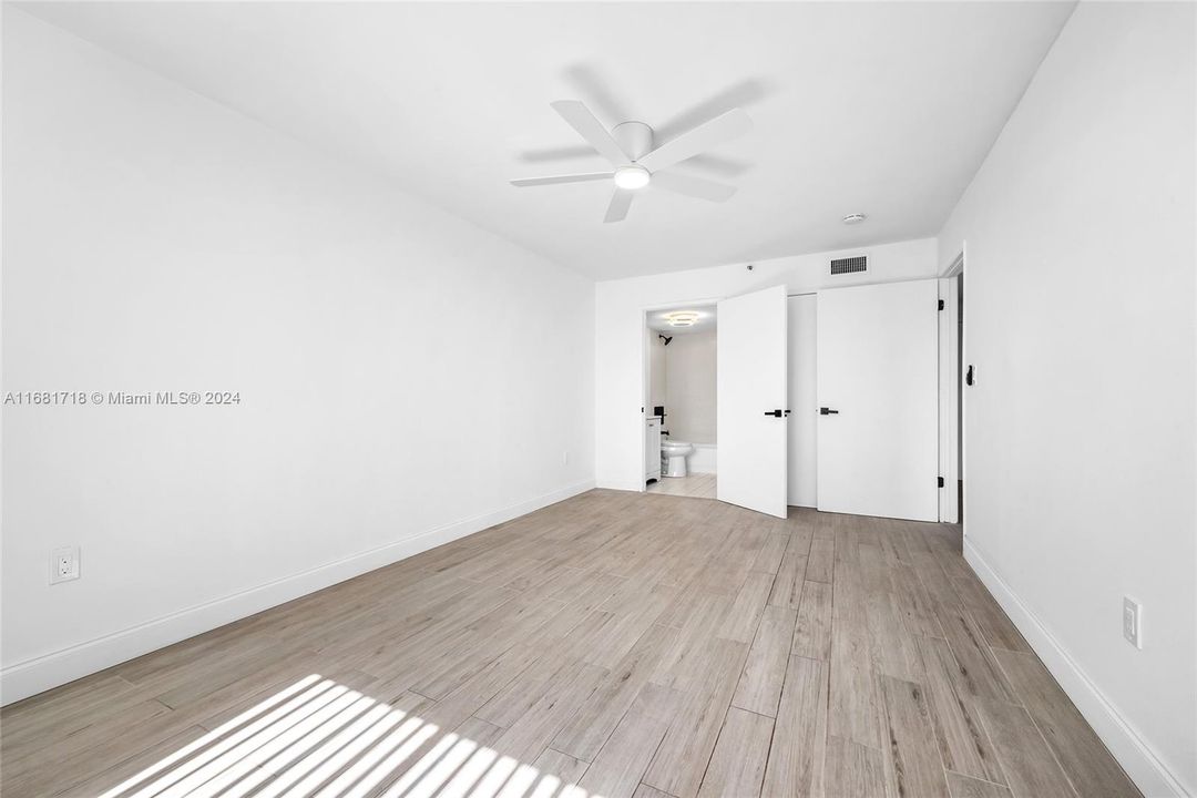 For Sale: $340,000 (2 beds, 2 baths, 929 Square Feet)