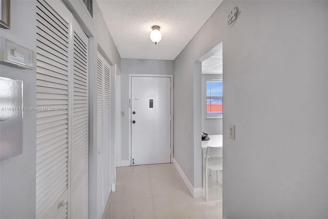 For Sale: $299,000 (1 beds, 1 baths, 837 Square Feet)