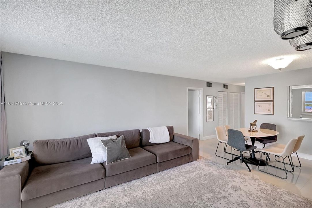 For Sale: $299,000 (1 beds, 1 baths, 837 Square Feet)