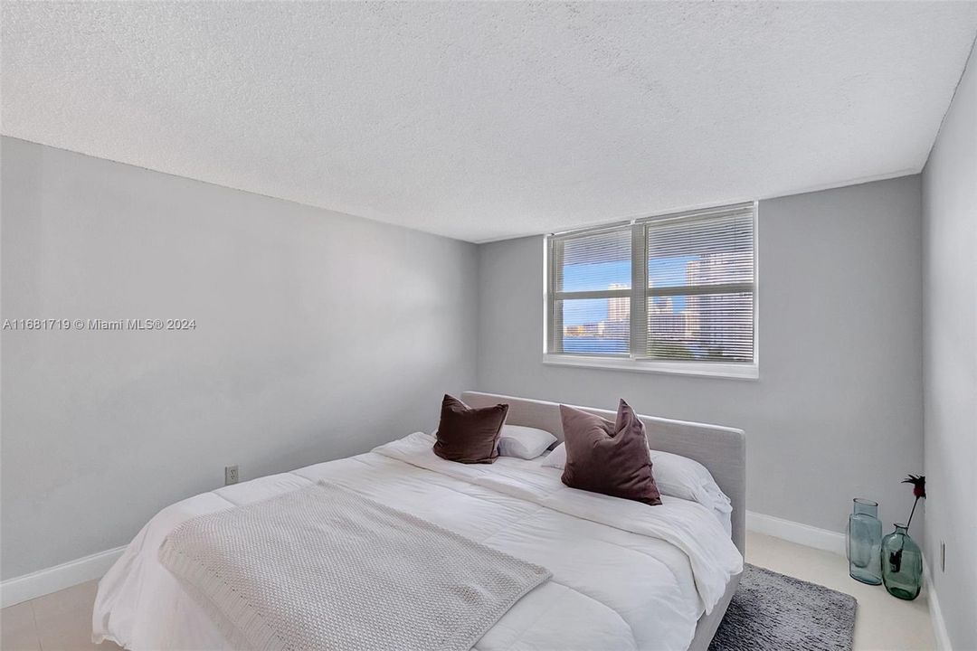 For Sale: $299,000 (1 beds, 1 baths, 837 Square Feet)