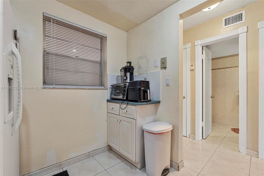 For Sale: $209,500 (1 beds, 1 baths, 715 Square Feet)