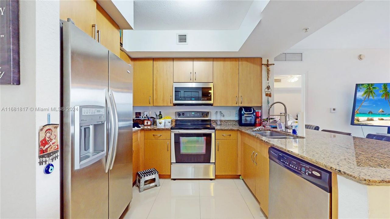 For Sale: $328,000 (2 beds, 2 baths, 1036 Square Feet)