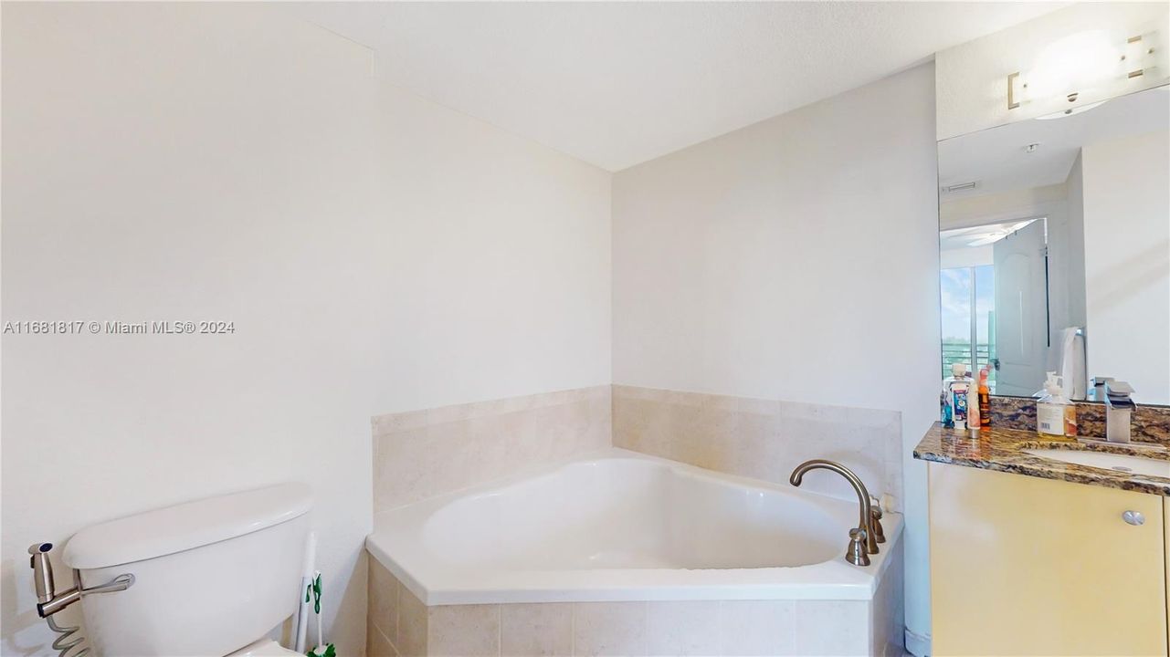 For Sale: $328,000 (2 beds, 2 baths, 1036 Square Feet)