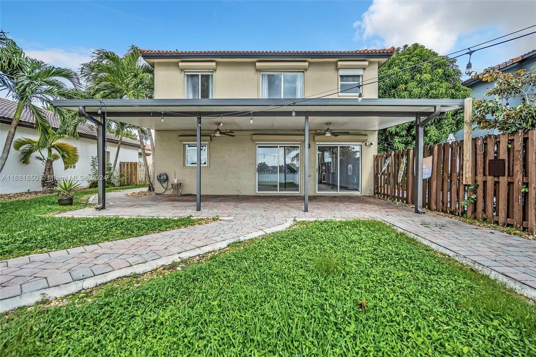 Недавно продано: $694,000 (4 спален, 2 ванн, 1930 Квадратных фут)