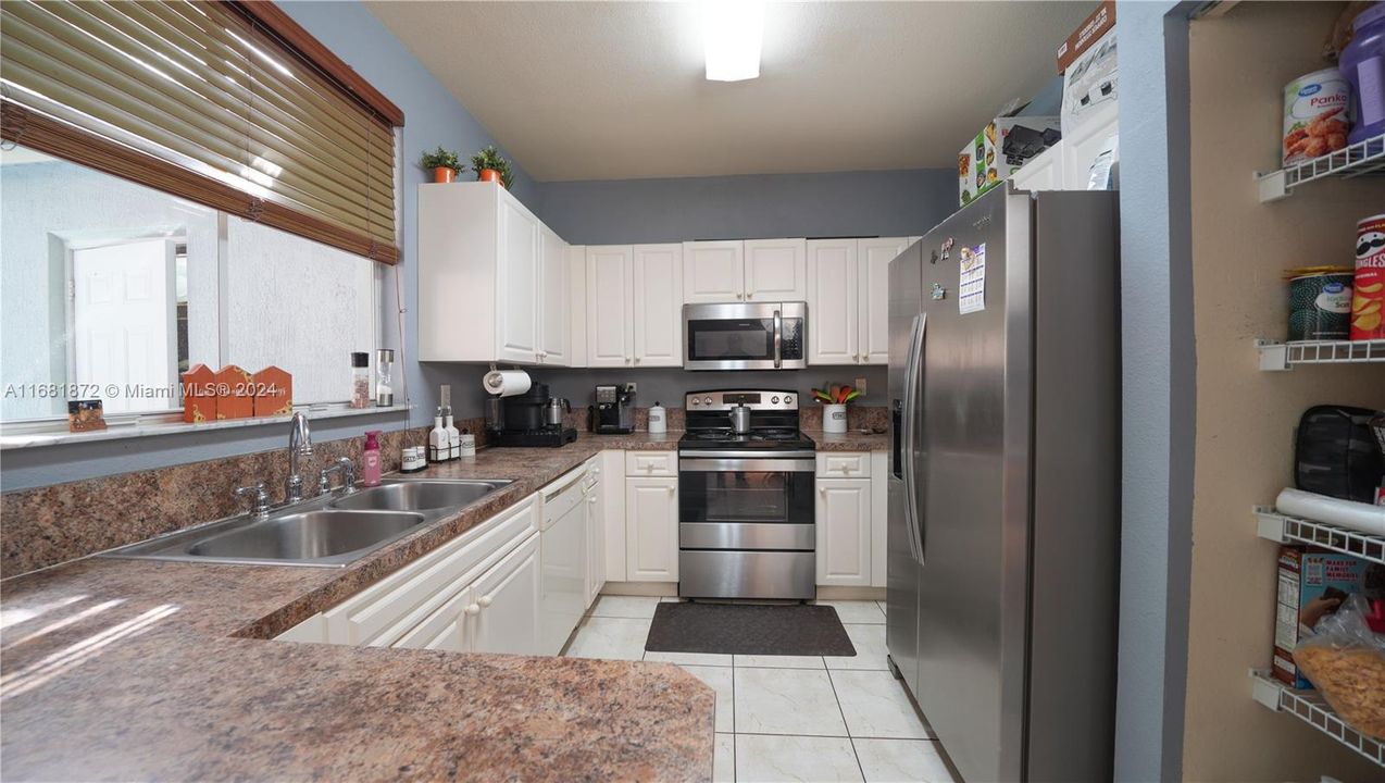 For Sale: $360,000 (3 beds, 2 baths, 1587 Square Feet)