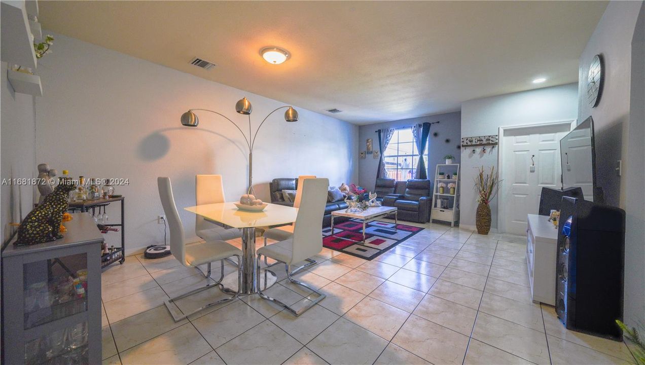 For Sale: $360,000 (3 beds, 2 baths, 1587 Square Feet)