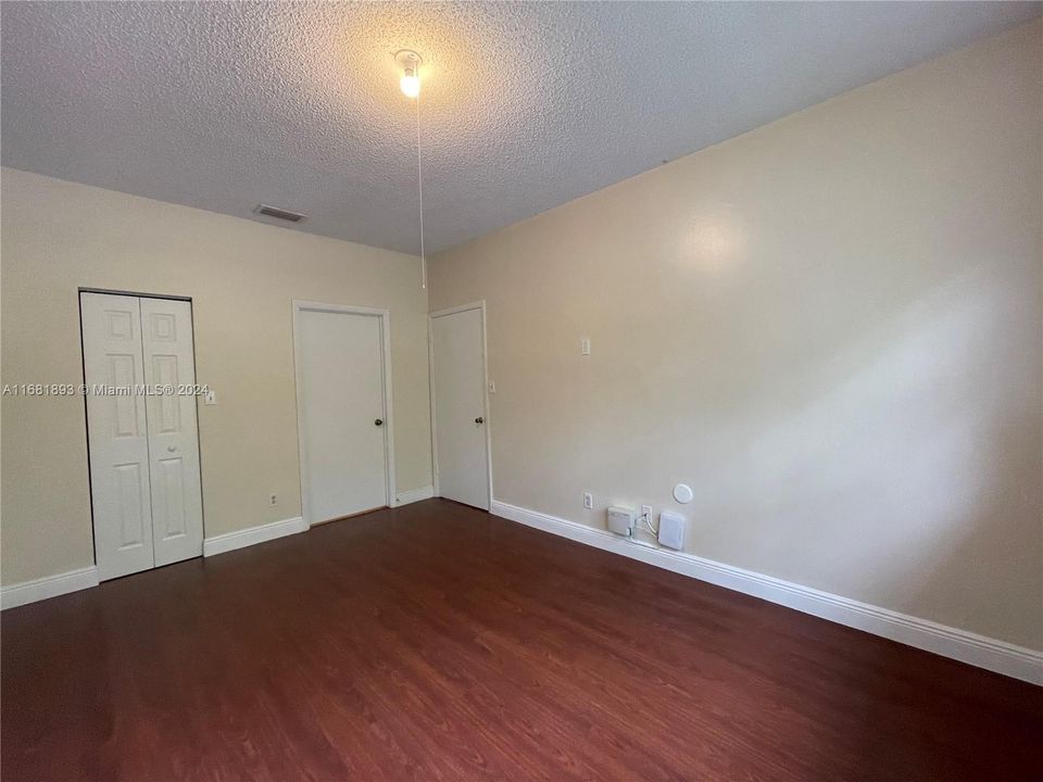 For Sale: $180,000 (1 beds, 1 baths, 605 Square Feet)