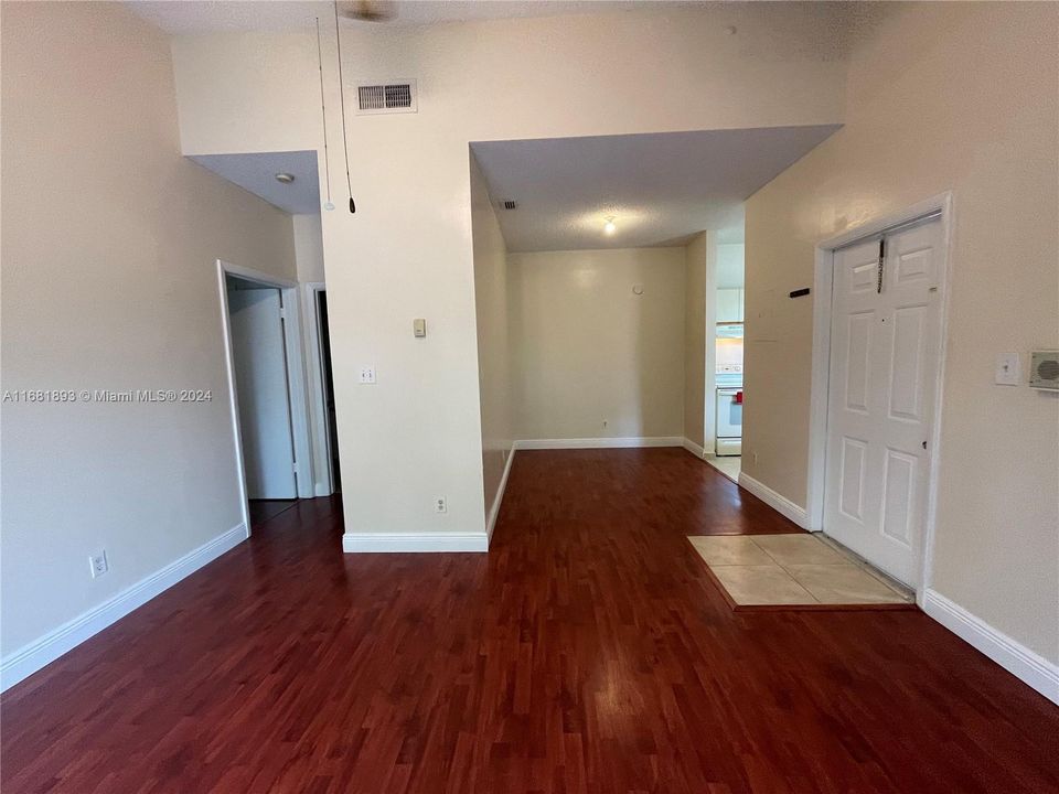 For Sale: $180,000 (1 beds, 1 baths, 605 Square Feet)