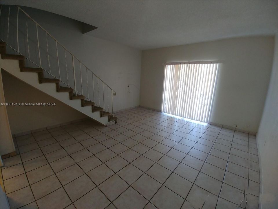 For Sale: $209,000 (1 beds, 1 baths, 810 Square Feet)