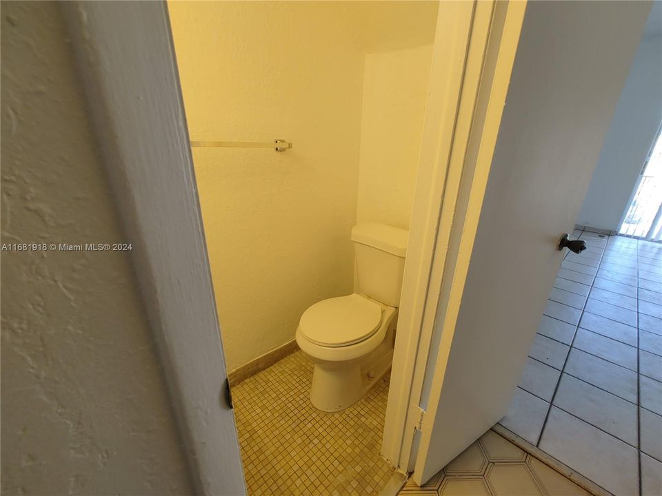 For Sale: $209,000 (1 beds, 1 baths, 810 Square Feet)