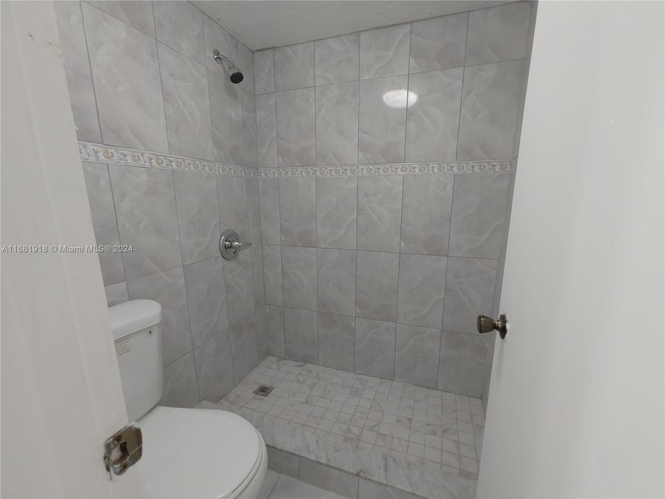 For Sale: $209,000 (1 beds, 1 baths, 810 Square Feet)