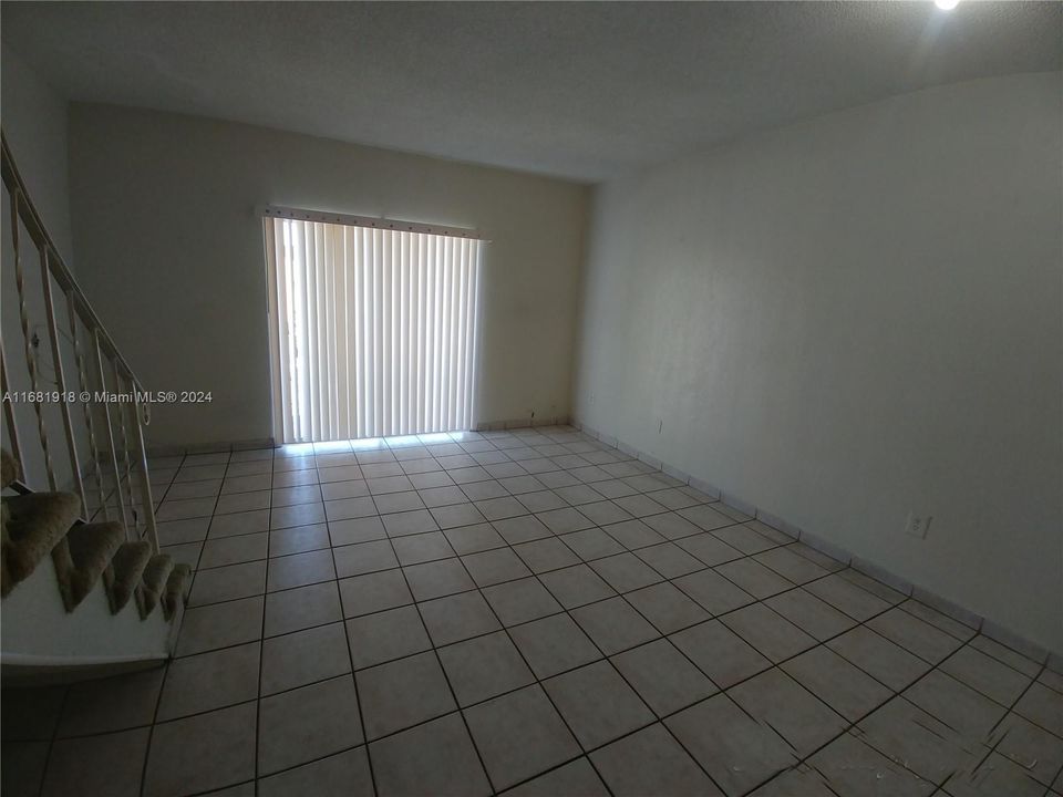 For Sale: $209,000 (1 beds, 1 baths, 810 Square Feet)