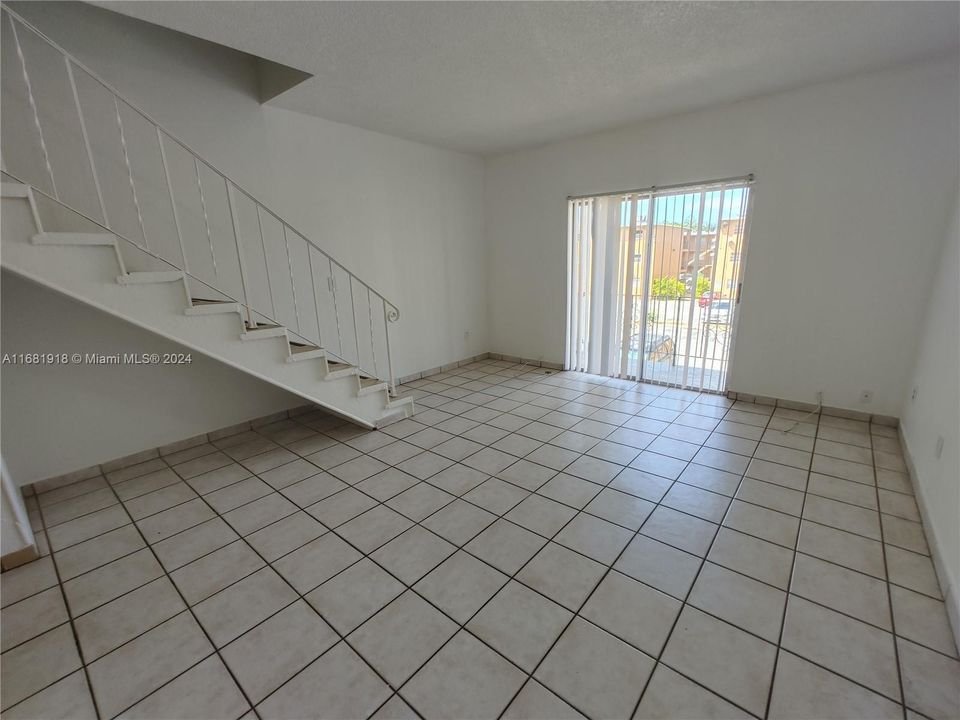 For Sale: $209,000 (1 beds, 1 baths, 810 Square Feet)