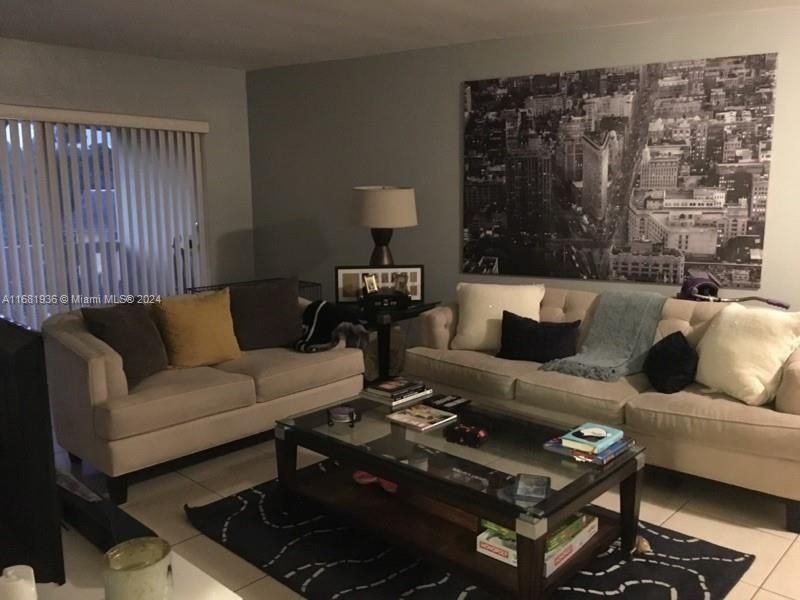 For Rent: $1,900 (1 beds, 1 baths, 770 Square Feet)