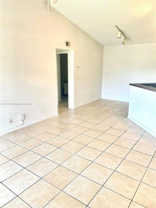 For Rent: $1,600 (1 beds, 1 baths, 712 Square Feet)