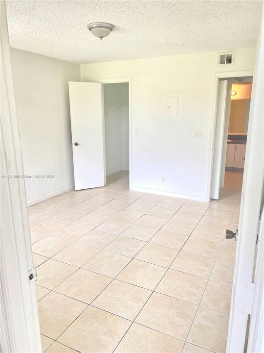 For Rent: $1,600 (1 beds, 1 baths, 712 Square Feet)