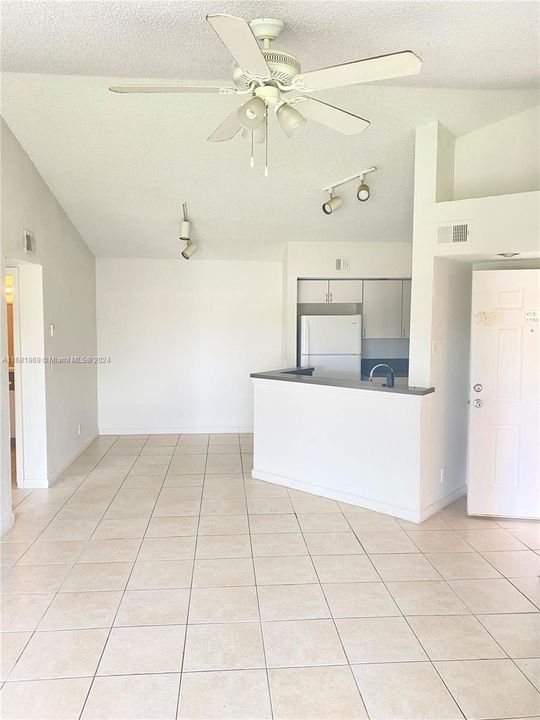 For Rent: $1,600 (1 beds, 1 baths, 712 Square Feet)