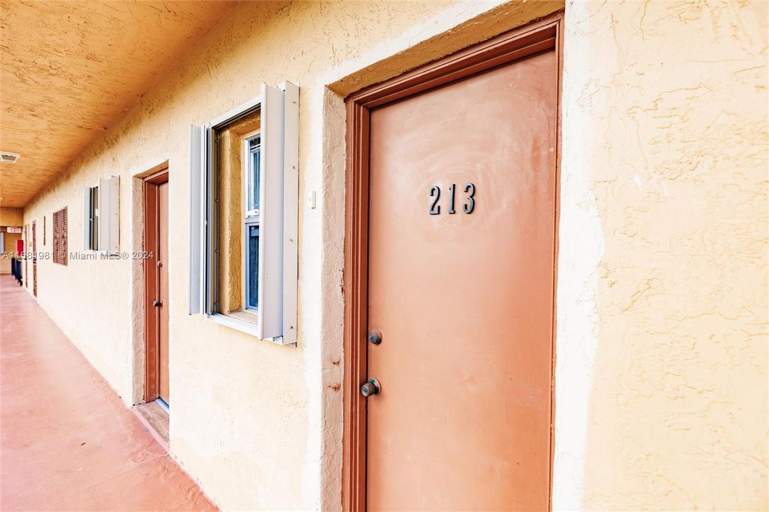 For Sale: $230,000 (1 beds, 1 baths, 820 Square Feet)